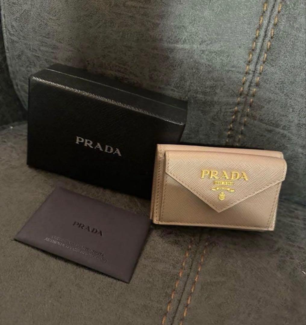 PRADA ベージュ 三つ折り財布 - メルカリ