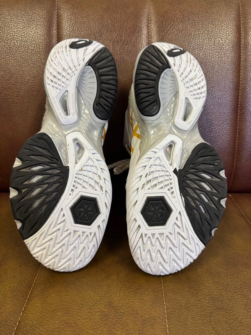 ASICS メタライズバレーボールシューズ ホワイト/ゴールド 27.0cm