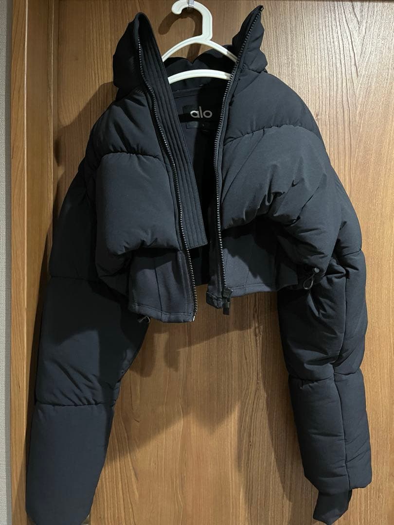 alo クロップド ブラック ダウンジャケット - メルカリ