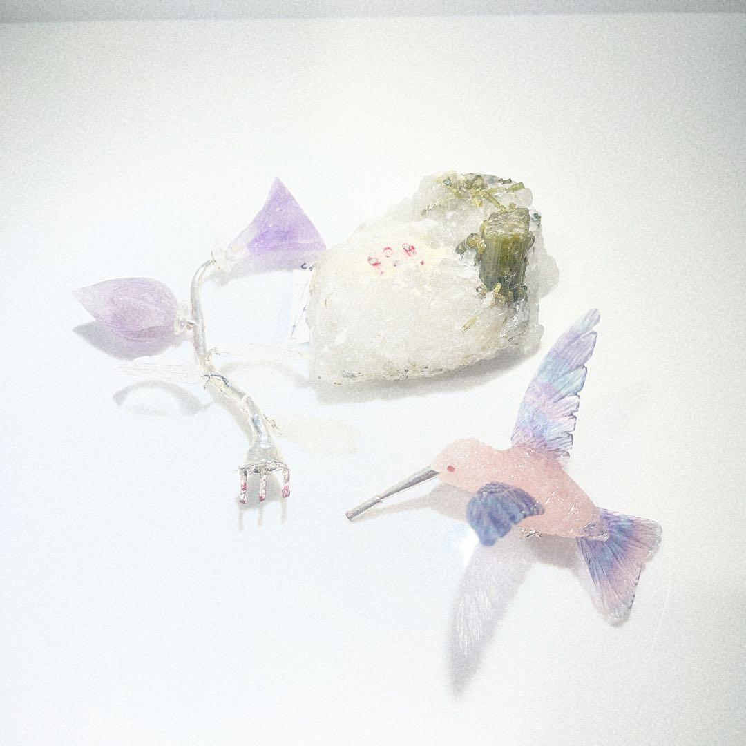 ハチドリ 紫の花付きグリーントルマリン台座ブラジル産NO25-.2366