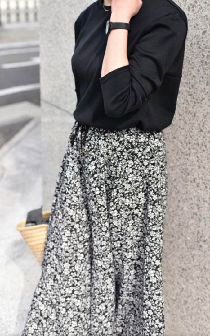 最終値下OURHOME ゆったりフレアワイドパンツ 小花柄の通販はau PAY