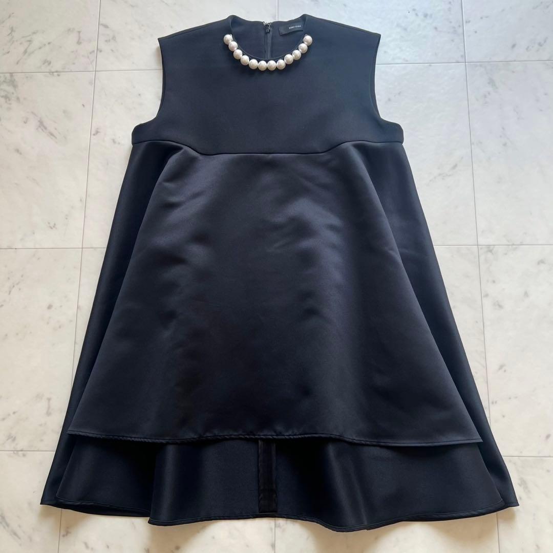 YOKOCHAN パールネック Aラインノースリーブブラウス サテン ブラック BLOUSE – YOKO CHAN