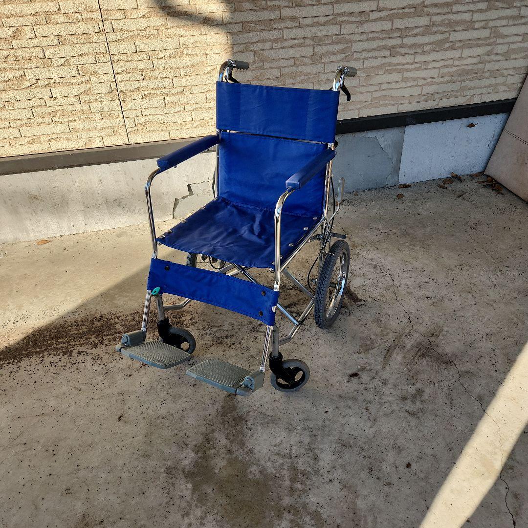 青い折りたたみ式介助用車椅子 車椅子 軽量 コンパクト 折りたたみ 介助用車椅子 介助型 簡易車椅子