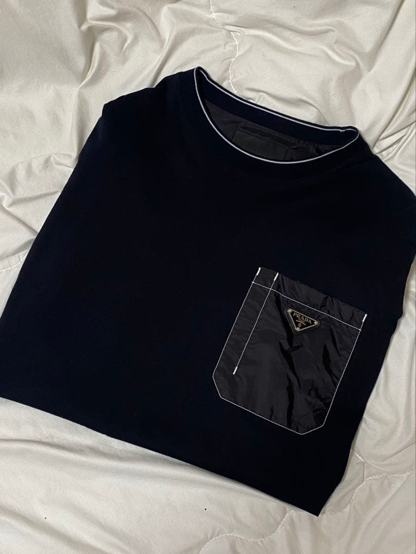 PRADA 2022SS 三角プレート ナイロンポケットカットソー UJN790 PRADA プラダ 22SS UJN790 S221 10D3 ロゴプレート付き ナイロン