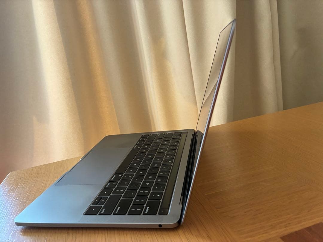 ジャンク】MacBook Pro シルバー 本体と充電器 - メルカリ