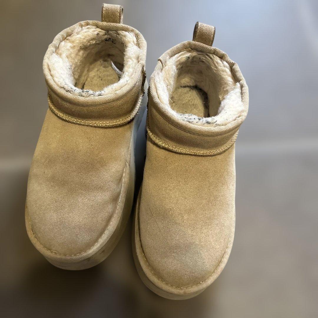 アグ　厚底　ムートンブーツ　ベージュ UGGの人気厚底ショートブーツに柔らかな“ベージュカラー”の新色