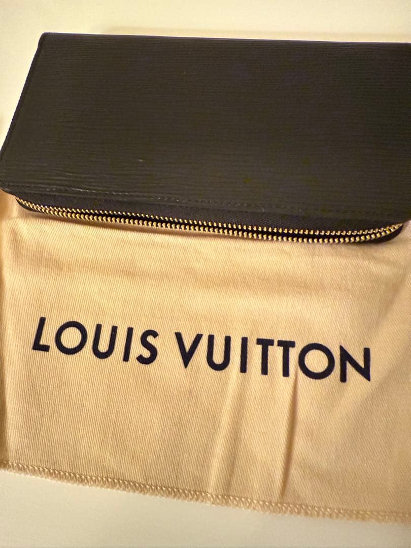 LOUIS VUITTON エピレザー ブラック フラグメントケース 質も機能性も◎10年後も愛せるLouis Vuitton(ルイ・ヴィトン)の