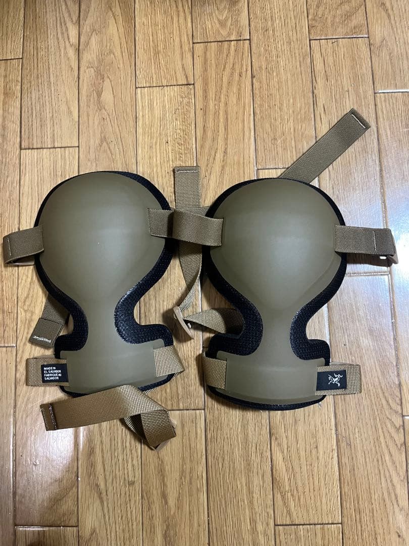 【即購入可】アークテリクス　膝パッド ARCTERYX pro leaf Arc'teryx LEAF Knee caps ニーパッド Crocodile │ ミリタリー