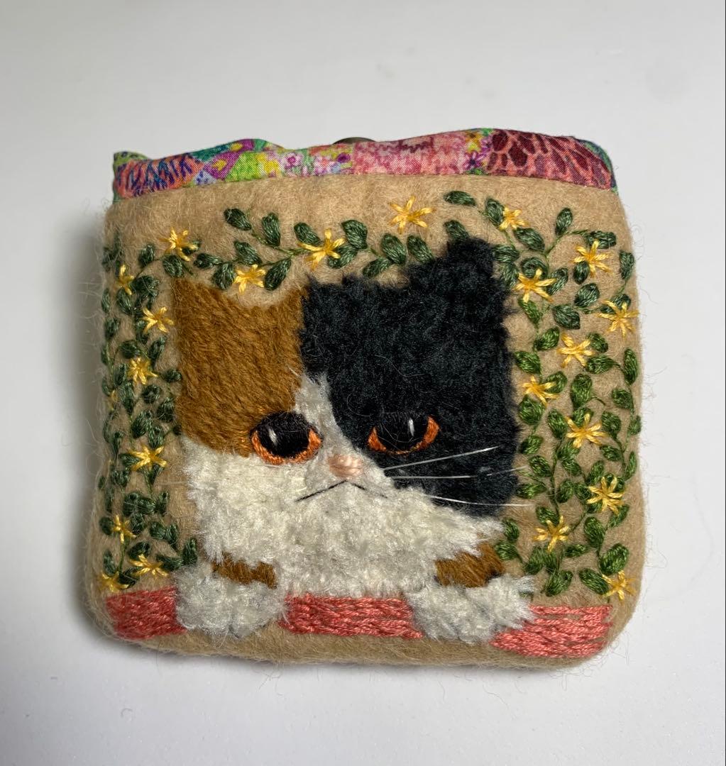 三毛猫さん刺繍の小さなポーチ 羊毛フェルト生地のポーチ - メルカリ