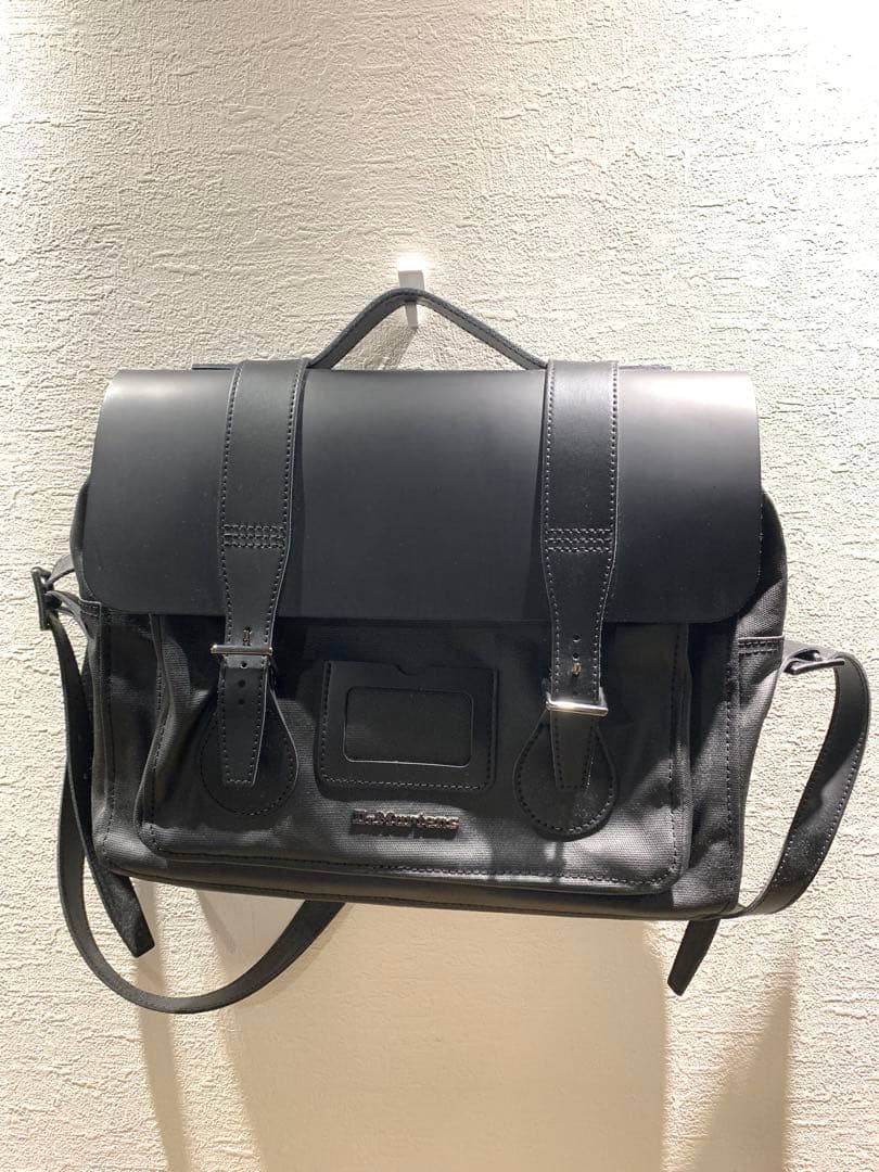 Dr. Martens Messenger Bag AD056001 ブラック - メルカリ