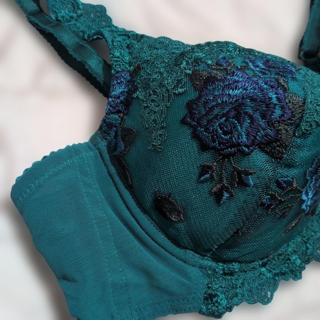 スタディオファイブ 緑 花柄刺繍ブラ・Tバック・ガーターベルト3点