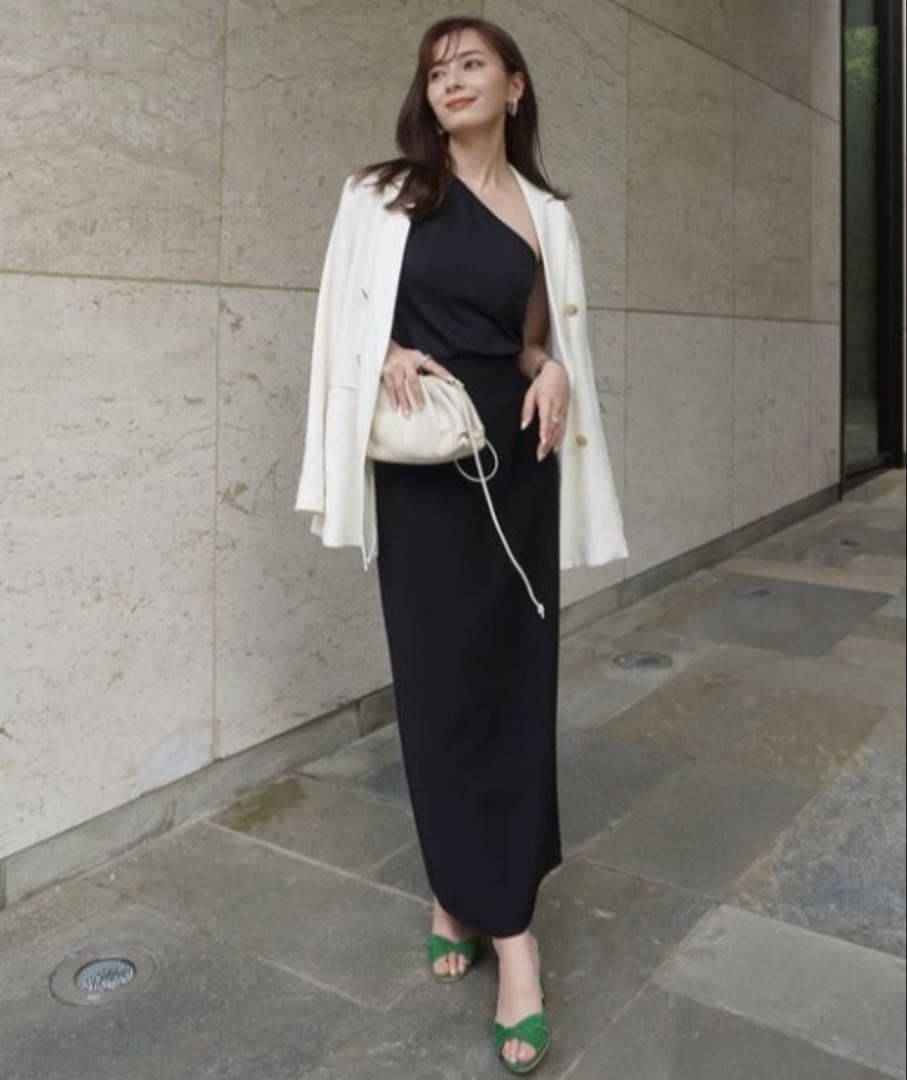 anuans【23ver.】バックサテンタイトスカート ブラック - メルカリ