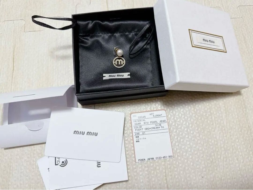 【片耳のみ】miu miu パール ロゴチャーム ピアス miu miu（ミュウミュウ） ピアス 5JO661 2DNC ピアス ロゴ クリスタル