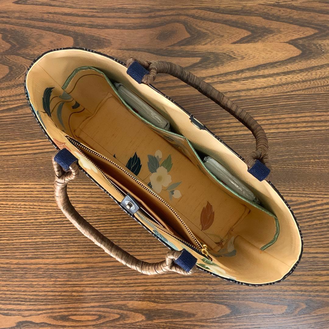 大島紬 秋名バラ青入り12玉 胡桃皮ハンドルバッグ 裏地お花柄の紬