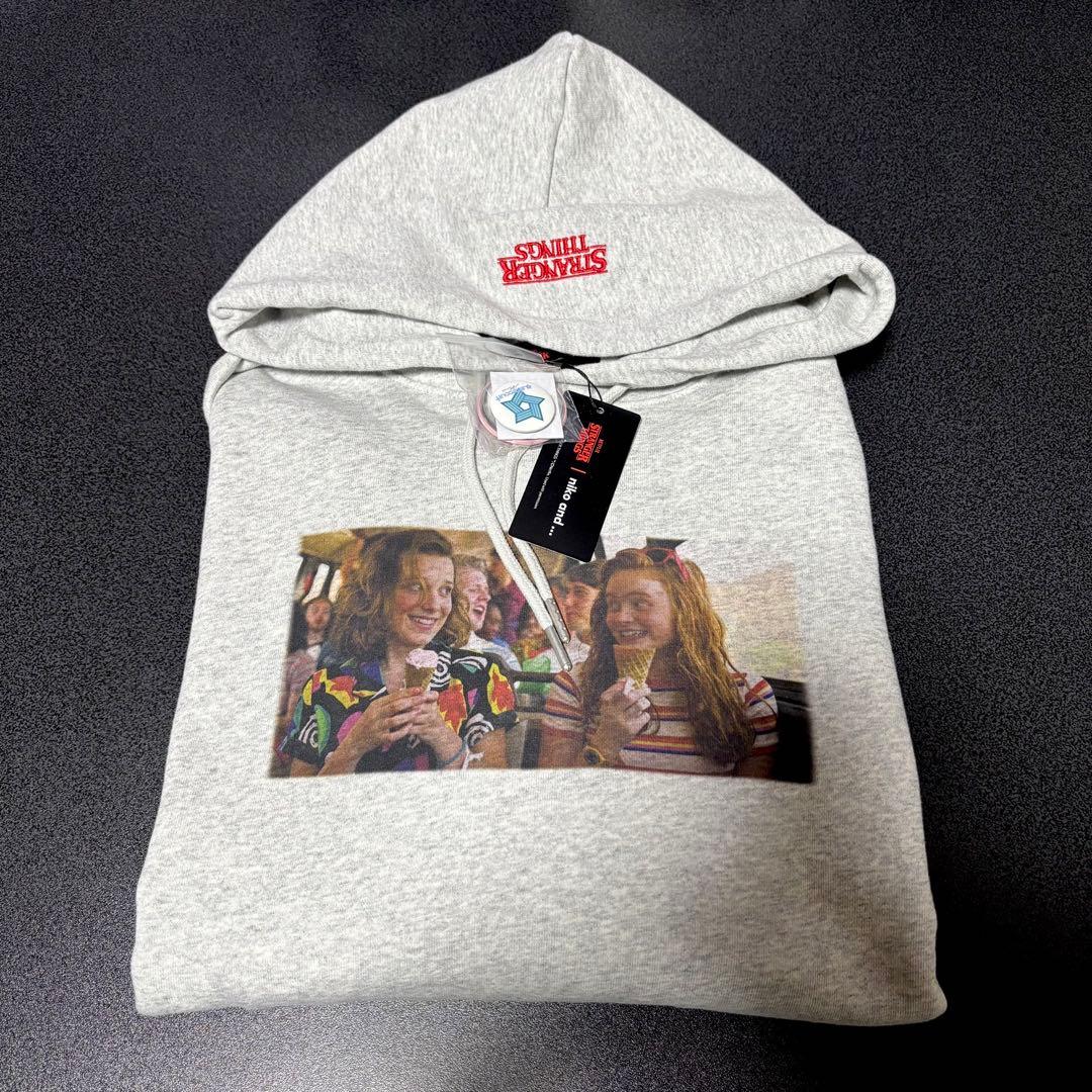 STRANGER THINGS】コラボ 缶バッチ付きパーカー Lサイズ - メルカリ