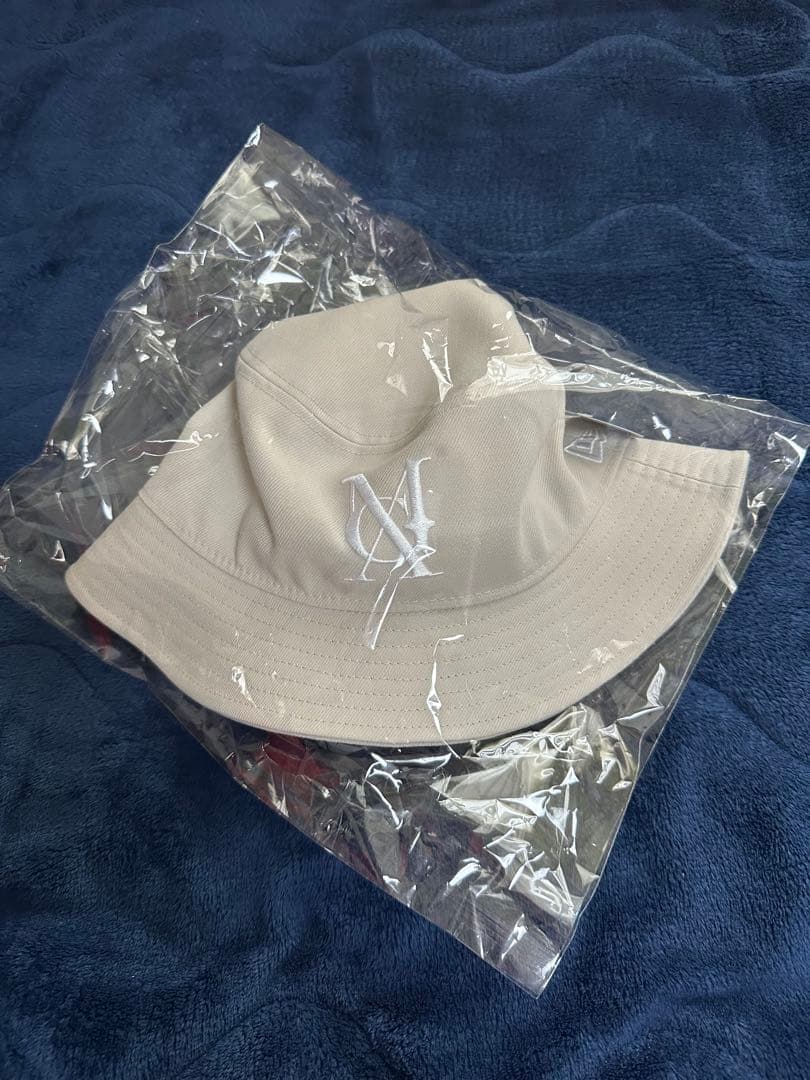 ミセスxスニダンニューエラ BUCKET01 MGA LOGO HAT ベージュ - メルカリ