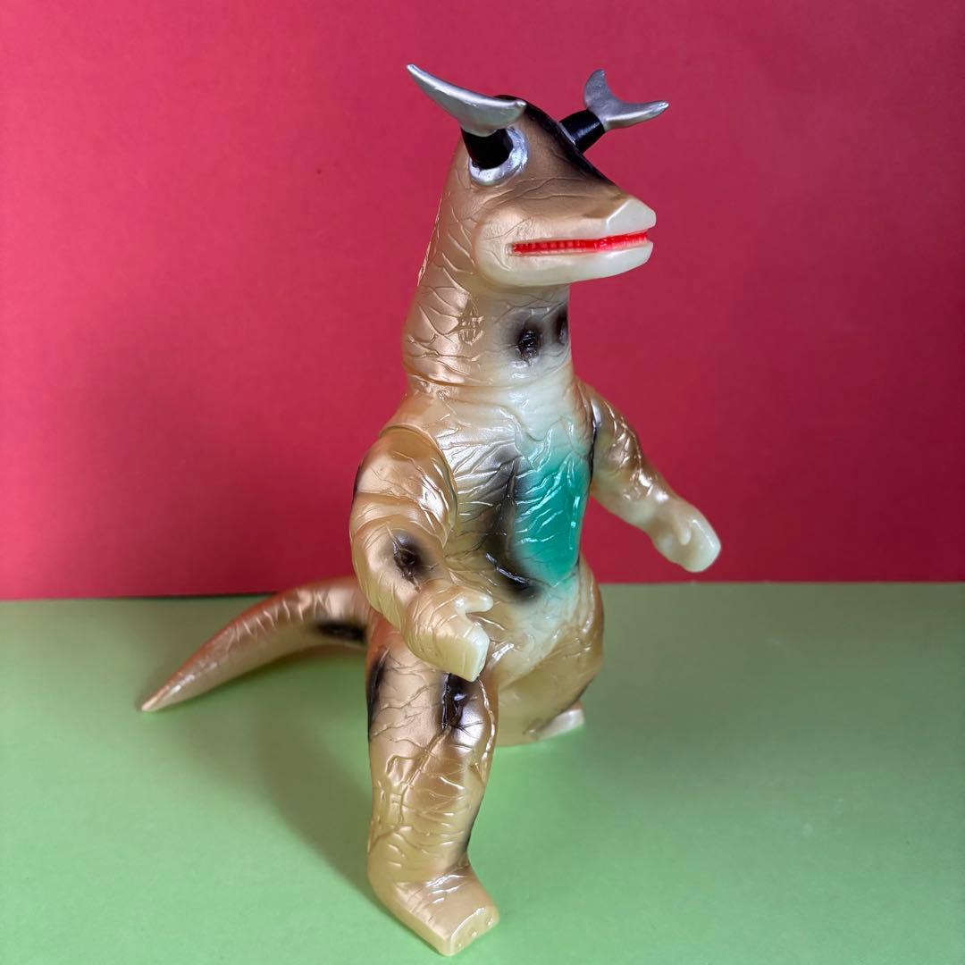 か*き様 ブルマァク　怪獣シリーズ エレキング　蓄光ゴールド ブルマァクの「エレキング」が「蓄光ゴールド」となってまたまた出現