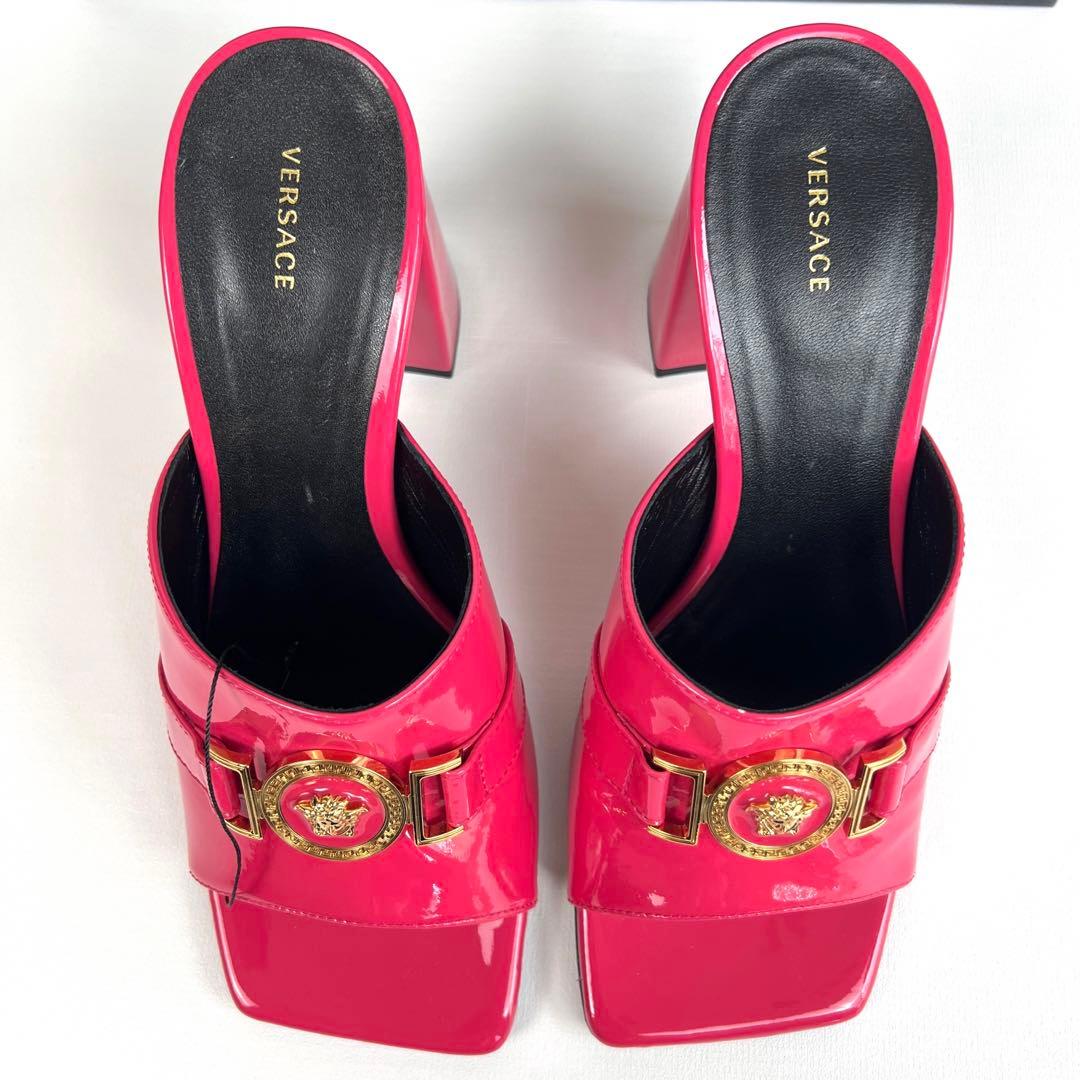 新品VERSACE ビビッドピンク メドューサ スクエアトゥ エナメル