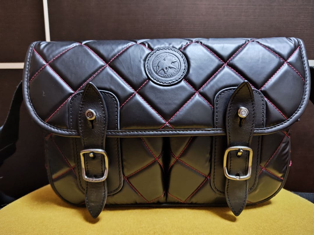 ハンティングワールドキルティング 黒 ショルダーバッグ赤ステッチ 未使用級 】 ハンティングワールド バチュー キルティング ショルダー