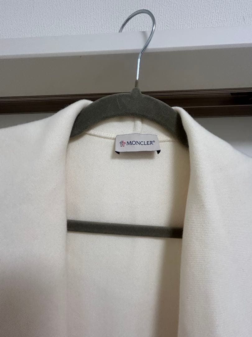 モンクレール MONCLER アイボリー ダウンスリーブ ポンチョ - メルカリ