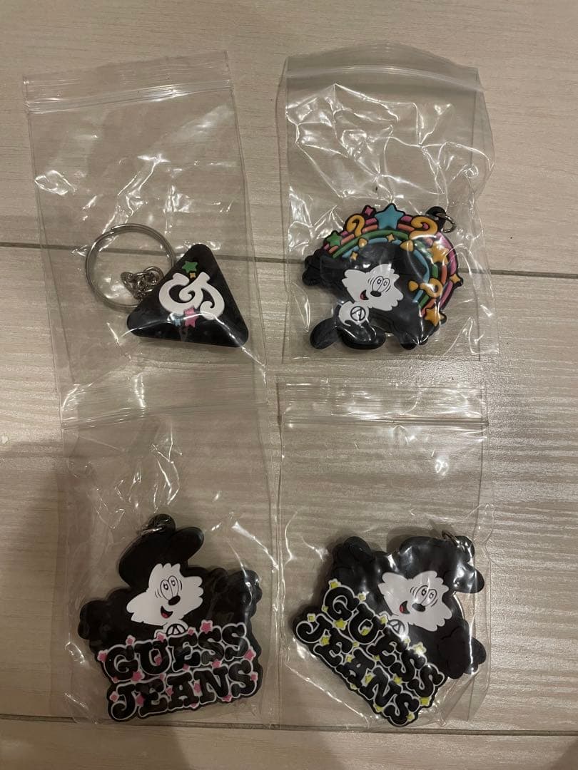 GUESS JEANS verdy キーホルダー 4種セット VERDY】 GUESS JEANS × VERDY × SECRET BASEによるコラボキーホルダー