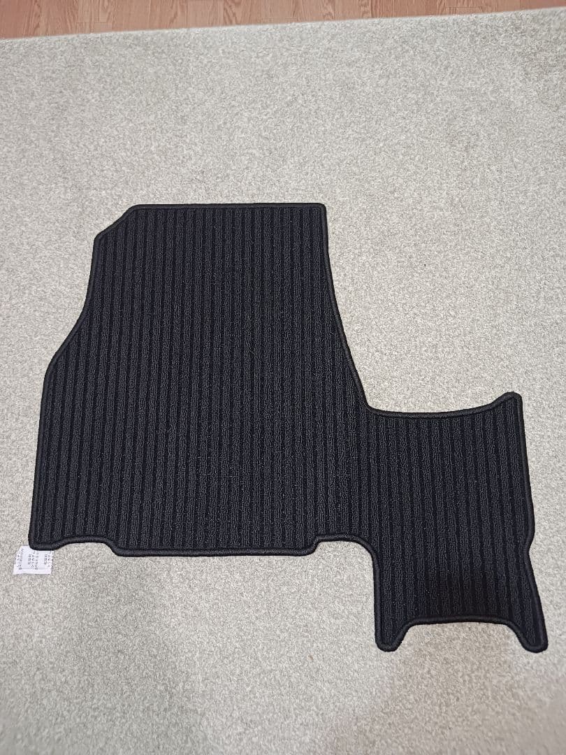 デリカD5フロアマット新品未開封(写真掲載一時開封)黒