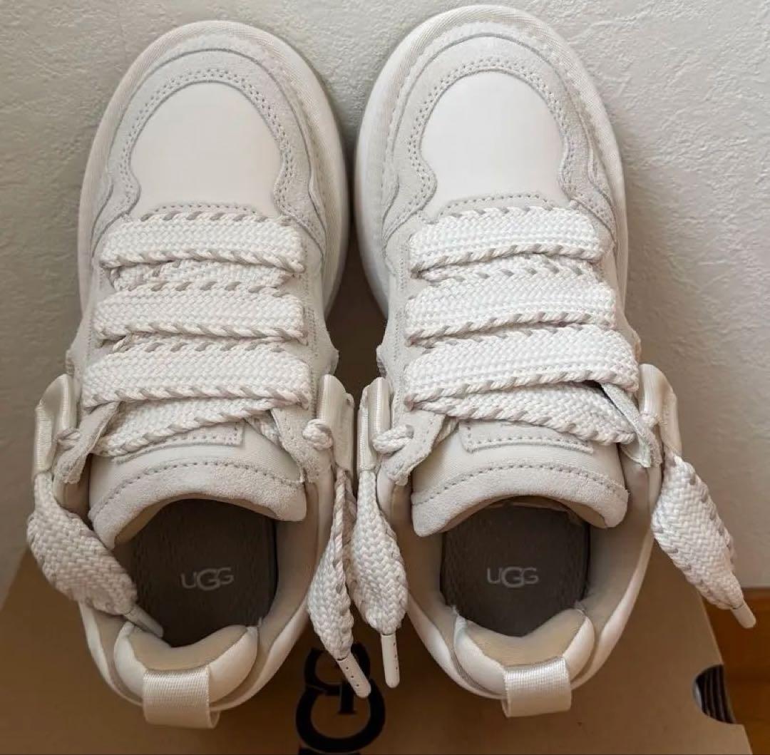 新品未使用　UGG ホワイト厚底スニーカー 定番の白スニーカー👟 サテンレース＆フラットレースの2種類のレースが