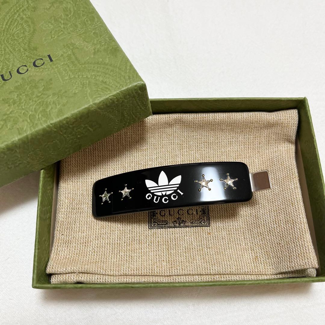 グッチ×アディダス 極美品ヘアクリップ グッチ×アディダス ロゴ ヘアクリップ GP×レジン ゴールド×ホワイト