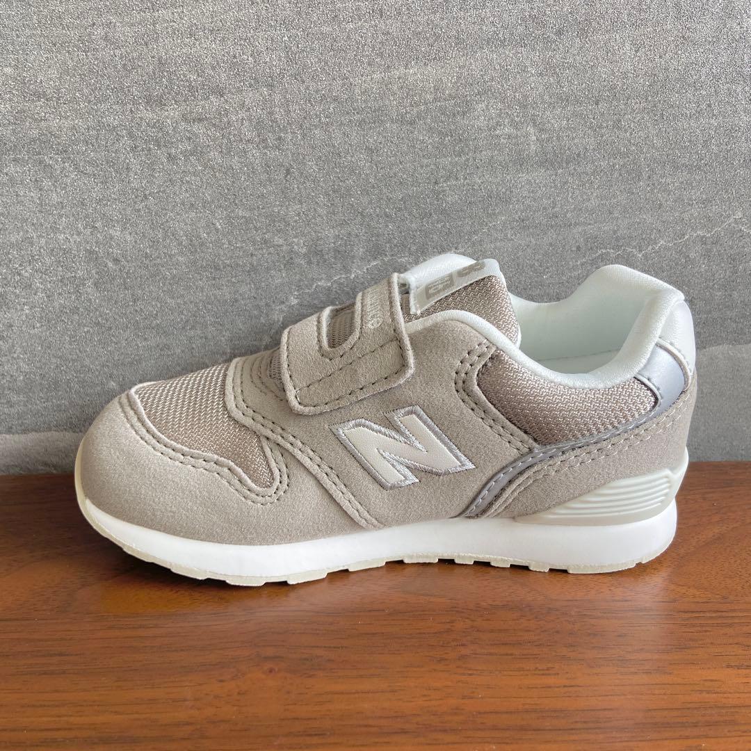 新品】13.5センチ グレージュ ニューバランス スニーカー キッズ