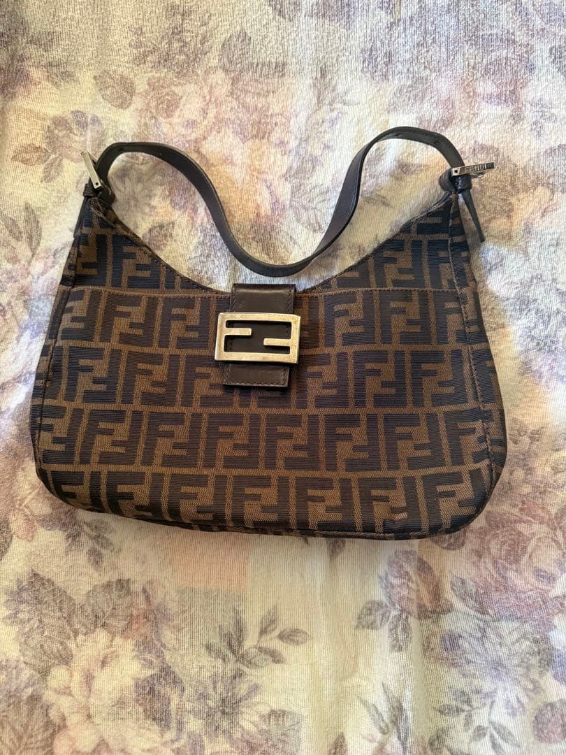 Fendi FFロゴプリントショルダーバッグ FENDI（フェンディ） ショルダーバッグ ソフトトランクバゲット FFロゴ