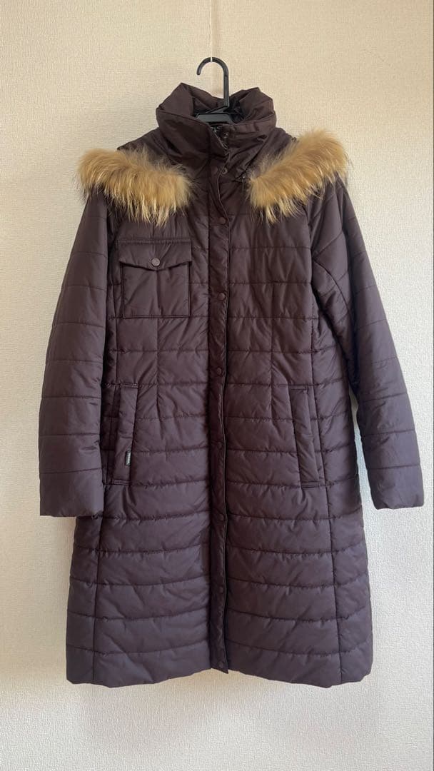 ファー付きダークブラウンロングコート ジュノア JUNOAH フレアシルエットロングチェスターコート （ダーク