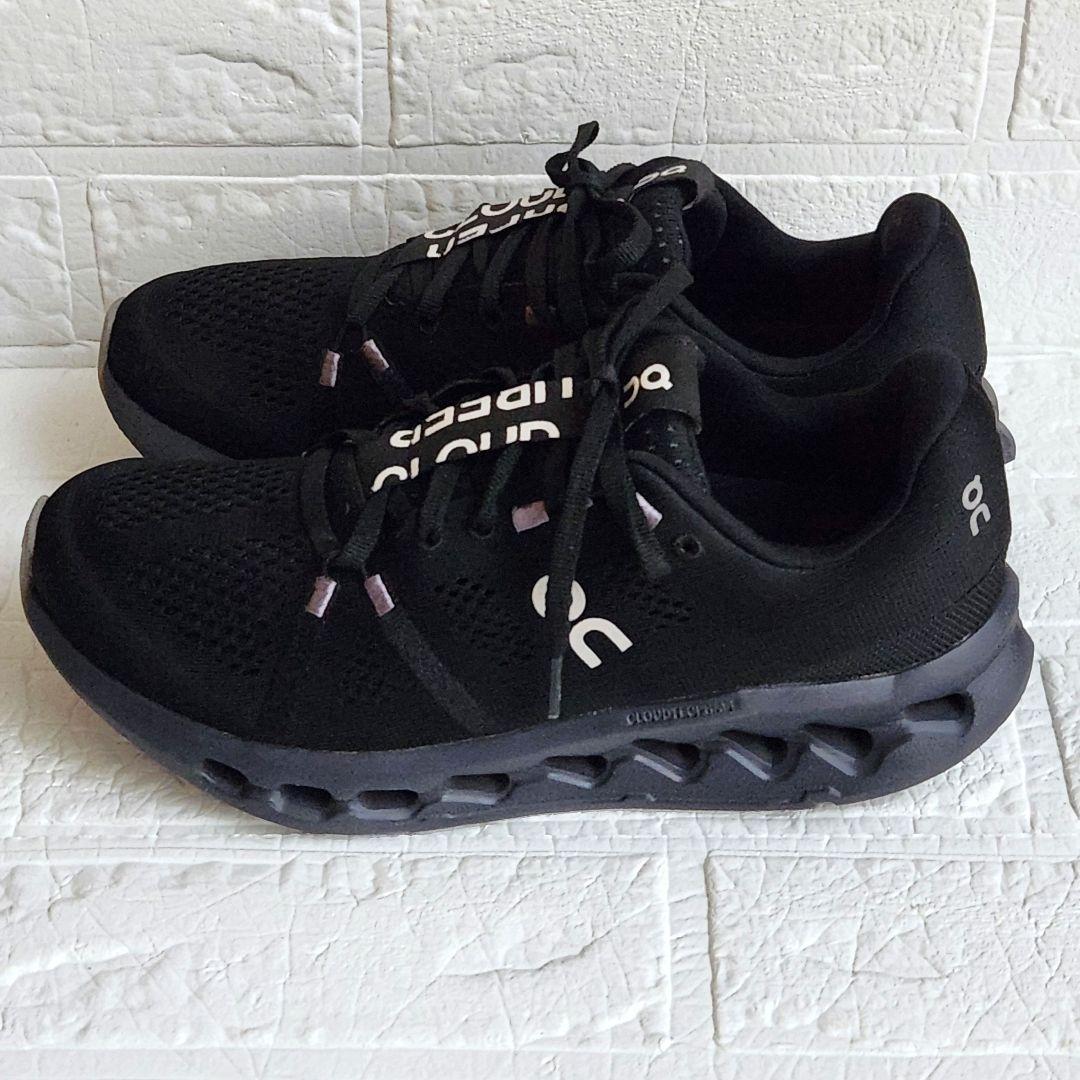 【人気美品✨】On CIoudsurfer スニーカー 黒 25.5cm 厚底