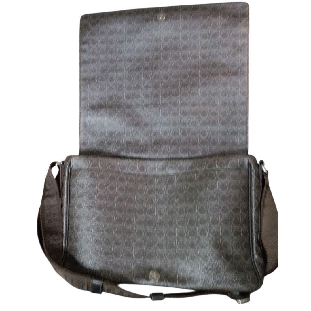 ✨Salvatore Ferragamo ガンチーニ総柄 メッセンジャーバッグ - メルカリ