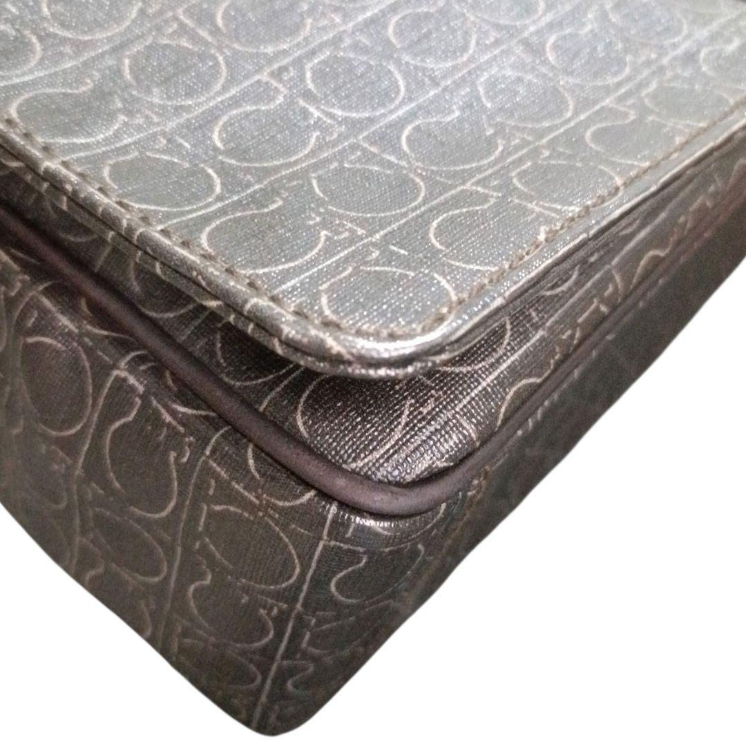 ✨Salvatore Ferragamo ガンチーニ総柄 メッセンジャーバッグ - メルカリ