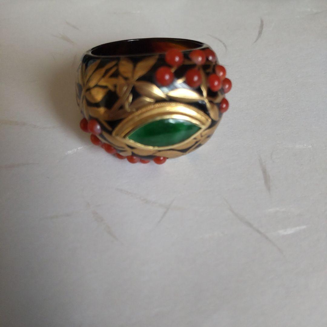 AKIO MORI「べっ甲に植物柄の金蒔絵、赤珊瑚、マーキス型の翡翠の指輪