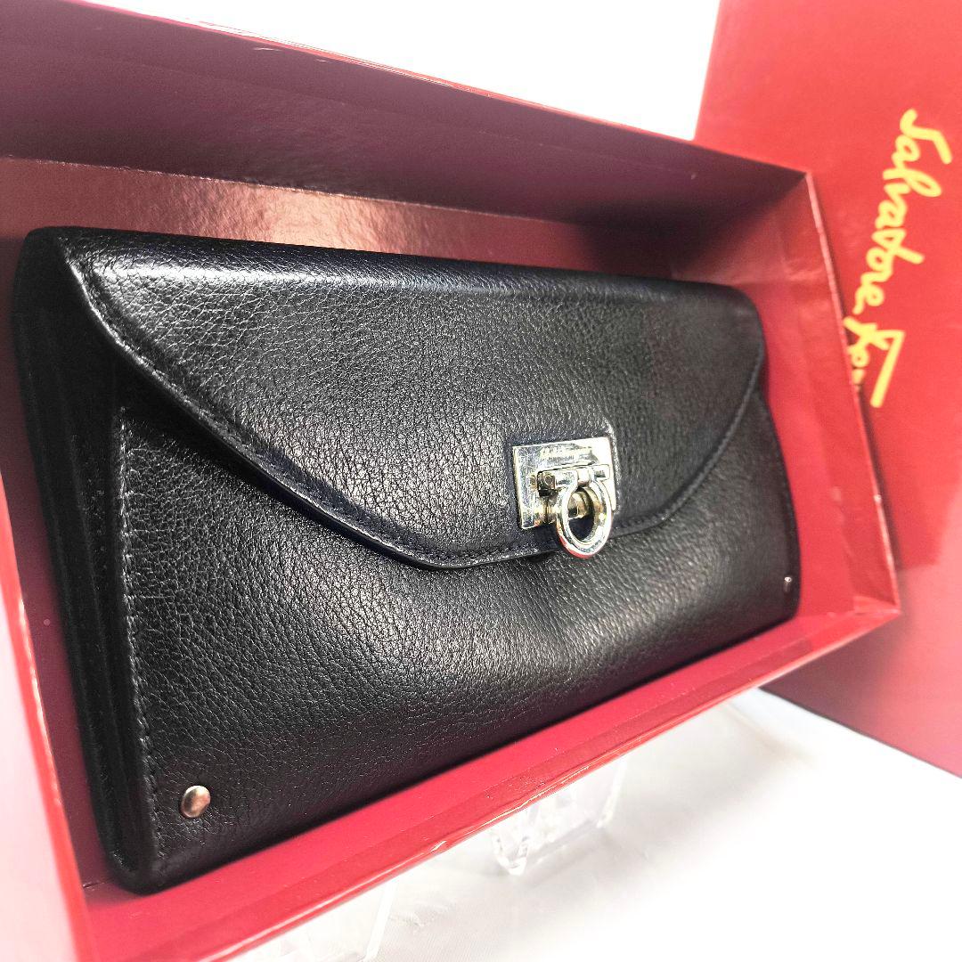 極美品 フェラガモ ガンチーニ 長財布 ブラック シルバー金具 フラップ FERRAGAMO（フェラガモ） 財布 長財布 ガンチーニ レディース ラウンド