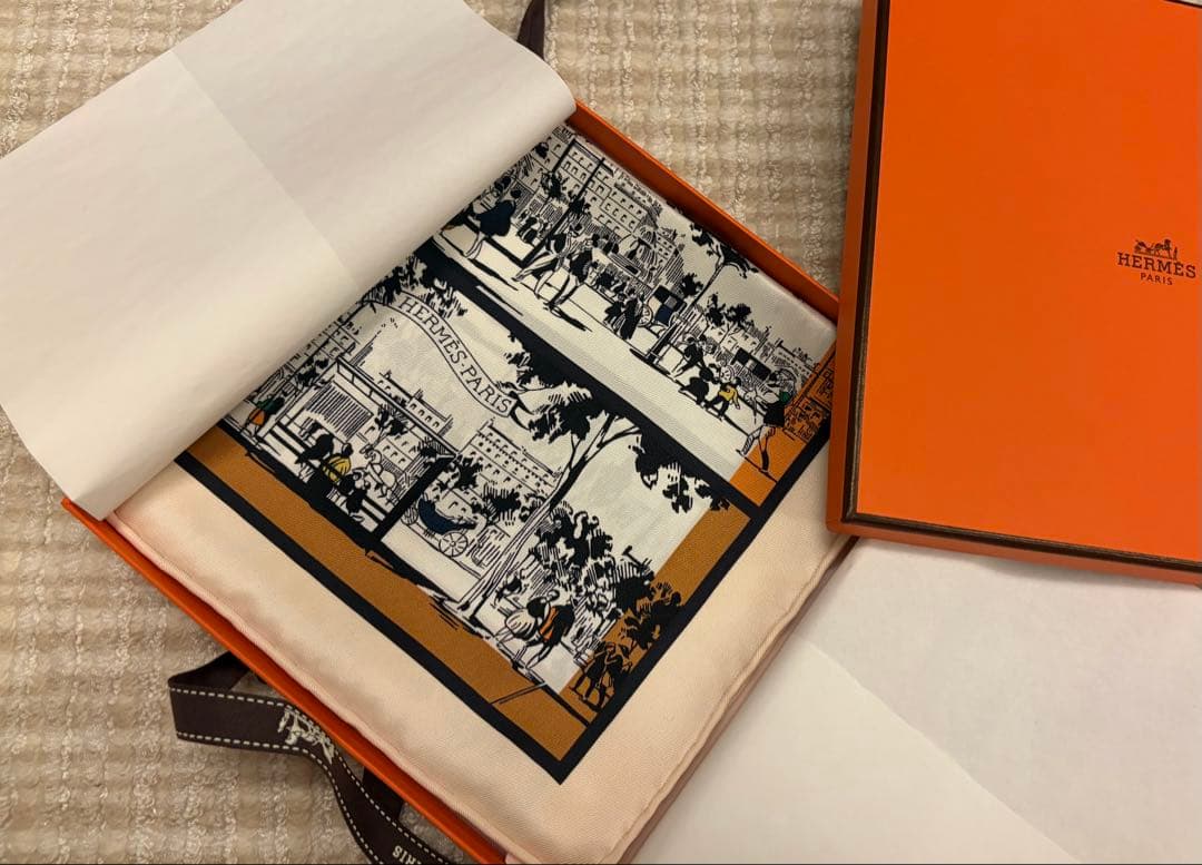 新品❗️エルメス　スカーフ　カレ 70 《ブールヴァールの陰から》