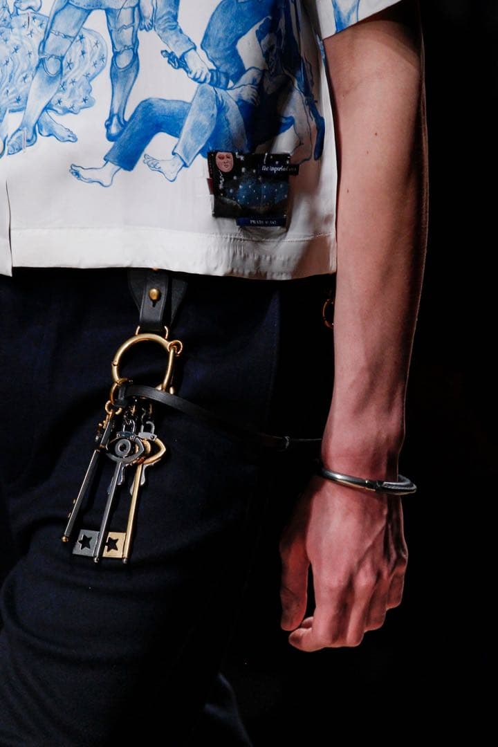 名作　PRADA 16AW キーリング セット　プラダ　ランウェイ　キーホルダー プラダ キーリング アクセサリー メンズ レディース サフィアーノ 三角