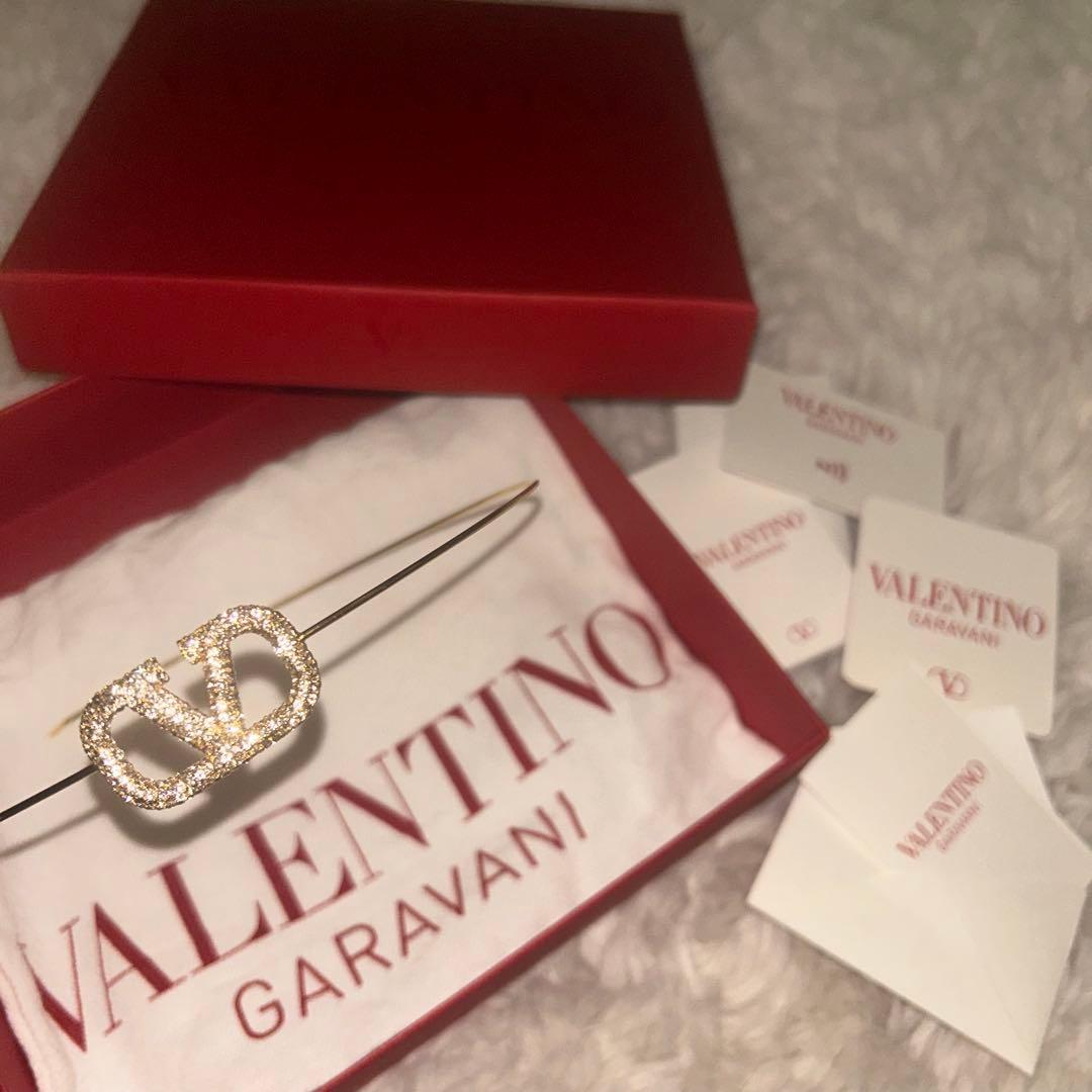 Valentino Swarovski カチューシャ Vロゴ ビッグ - メルカリ
