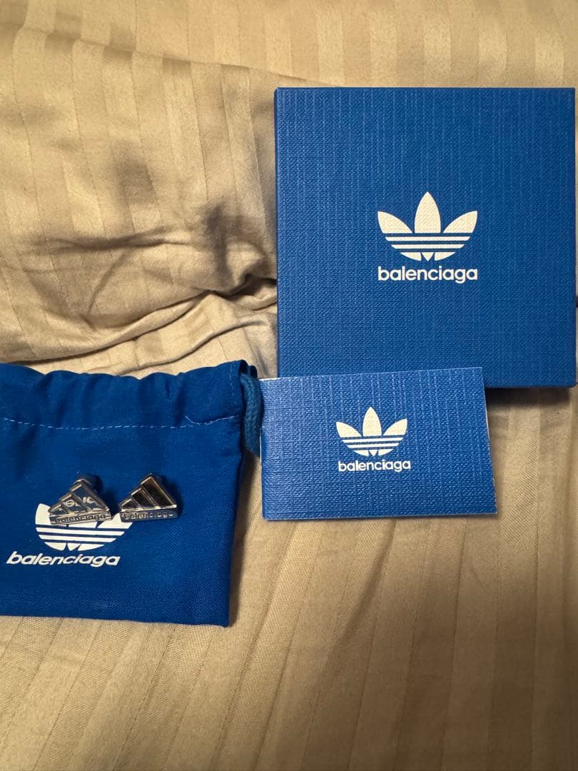 大谷映美里着用 LIP SERVICE ツイードリボンオフショルトップス