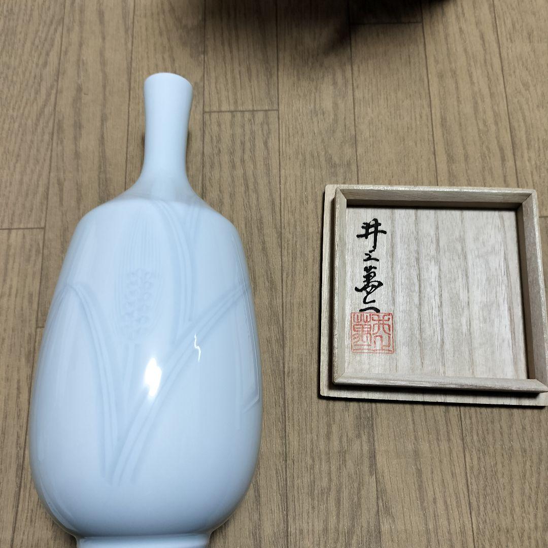 美品・新品未使用【井上萬二】白磁染麦彫 小花瓶 人間国宝