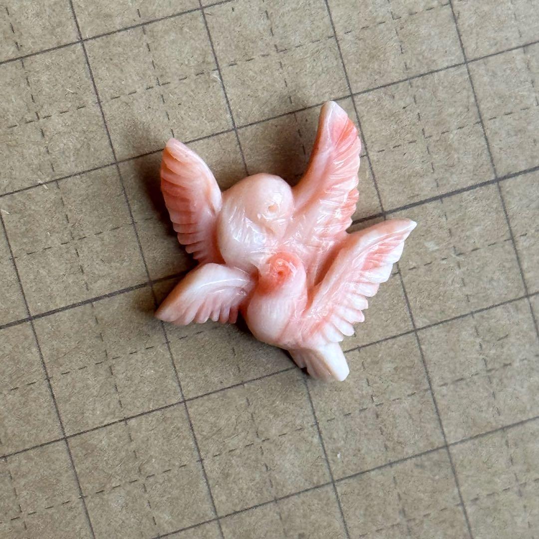 桃珊瑚 寄り添う鳥たち 二羽 小鳥 ブローチ ピンブローチ 天然珊瑚