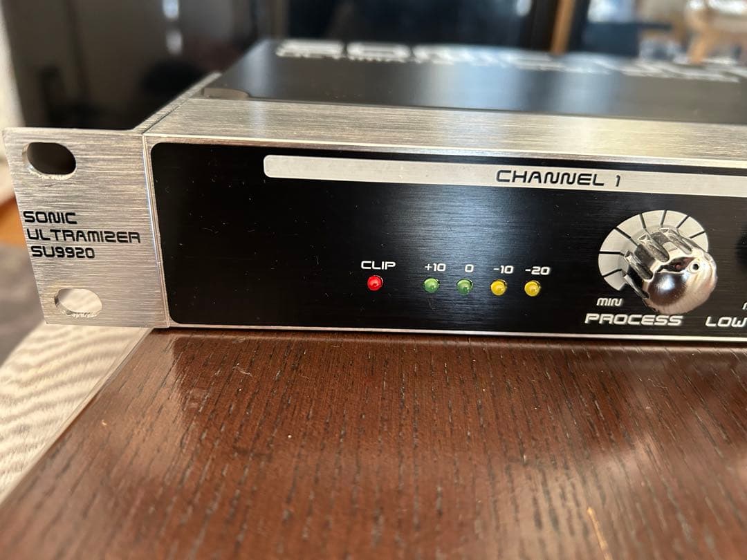 簡単操作で音に明瞭感、迫力を付加する2チャンネルプロセッサー