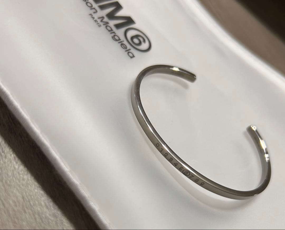 MM6】Numericミニマルシグネチャーカフブレスレット2025SS - メルカリ