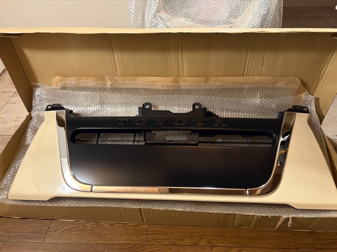 ハイエース　リラクベース純正グリル クール顔のトヨタ「ハイエースリラクベース」 豪華装備＆車中泊仕様の