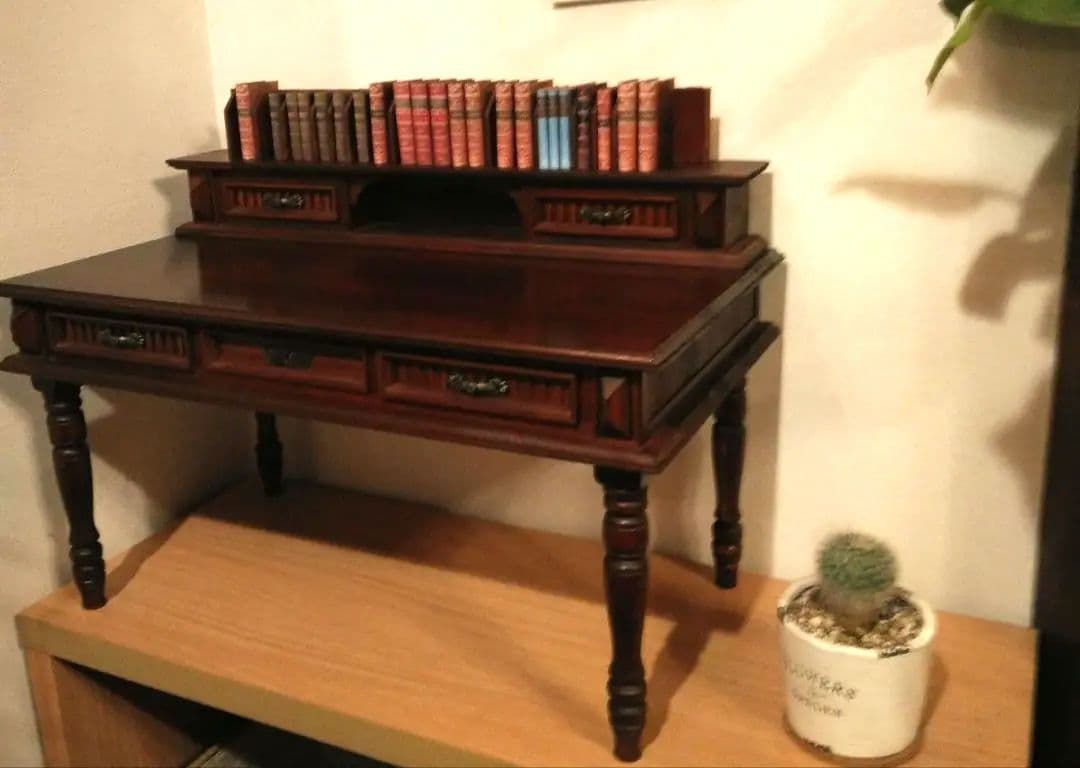 【一点もの】 高級 木製 西洋アンティーク ミニデスク　 引き出し付 クラシックなアンティーク英国家具、小さな扉付きのデスク（机）(k