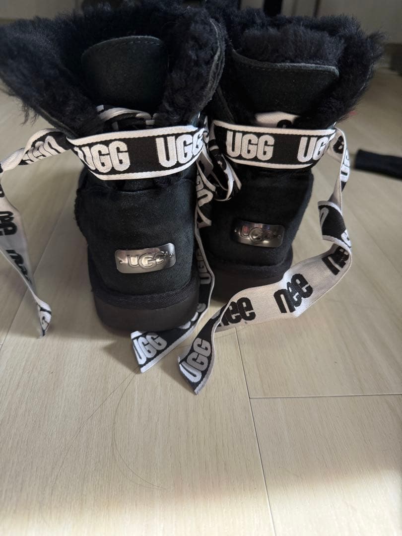 リボン付替】UGG BAILEY BOW MINI ブラックムートンブーツ - メルカリ