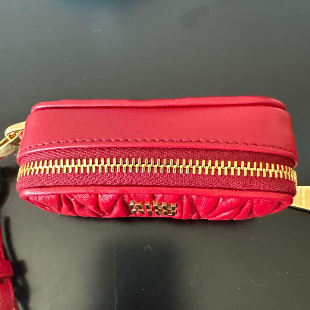 美品】miumiu マテラッセ バッグチャーム リップケース レッド - メルカリ
