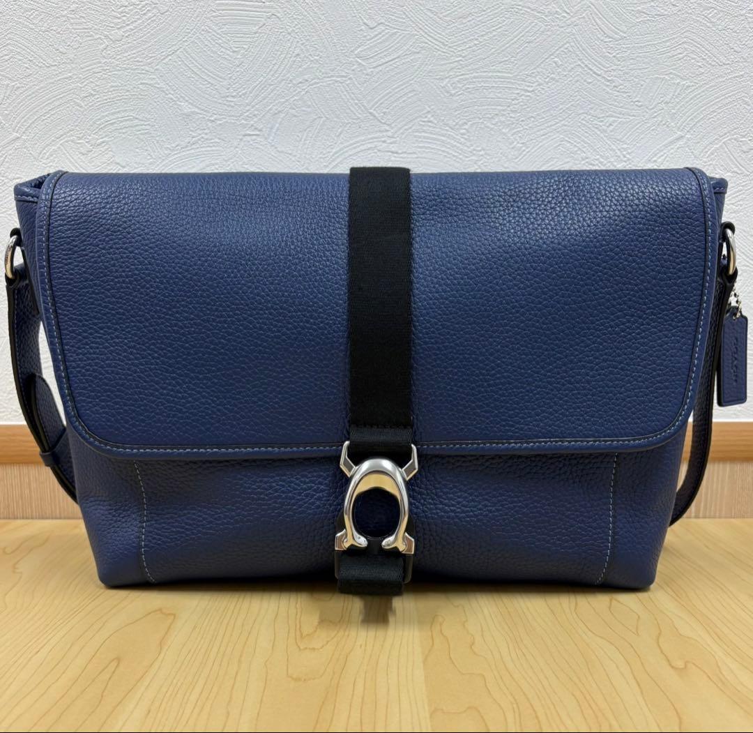 COACH メッセンジャーバック ロゴクリップ ネイビー - メルカリ