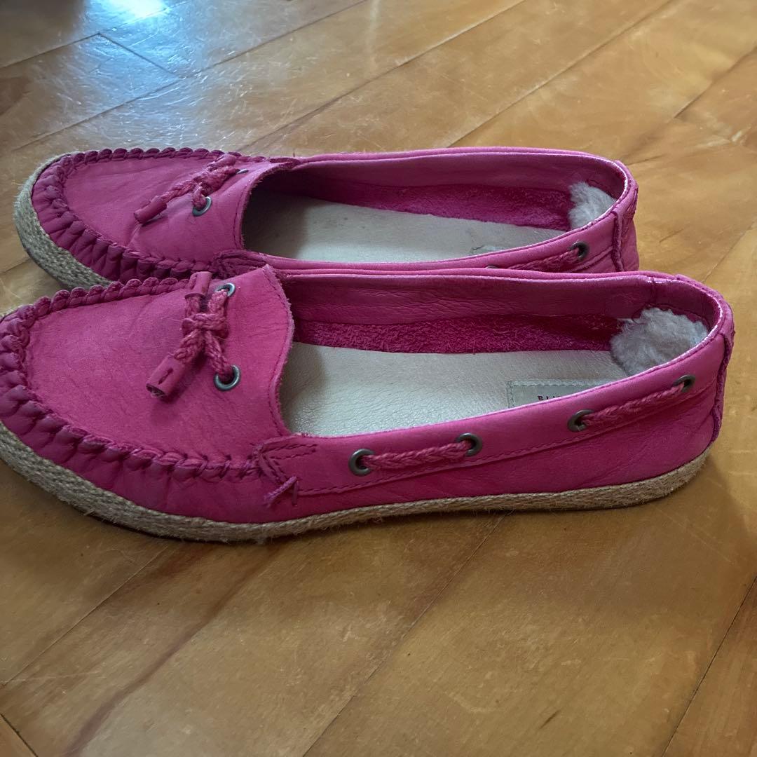 UGG ピンク モカシン - メルカリ